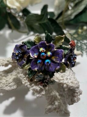 Vintage Whimsical Garden
Hinged Clamper Bracelet
Women's OS Brass Colored Metal